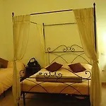Aloha Bed & Breakfast 2*